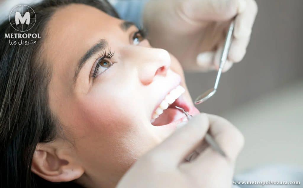 متخصص دندانپزشکی در ترکیه در حال انجام کار